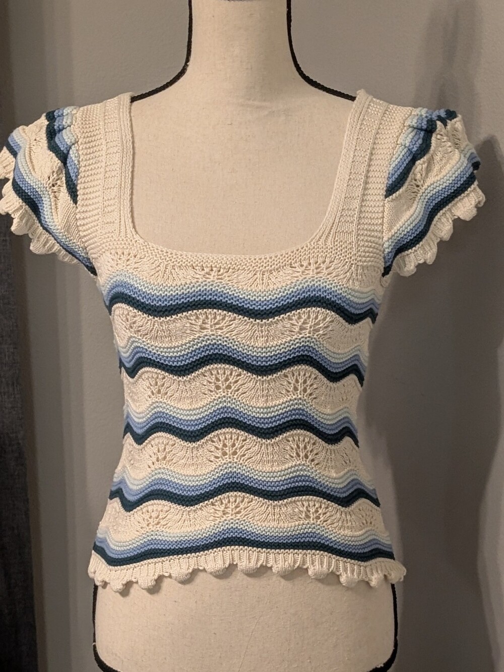 Jessica Simpson Blue & Cream Scalloped Crochet-Look Top S
